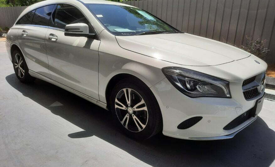 Mercedes-Benz CLA180 Shooting Brake White Front Right