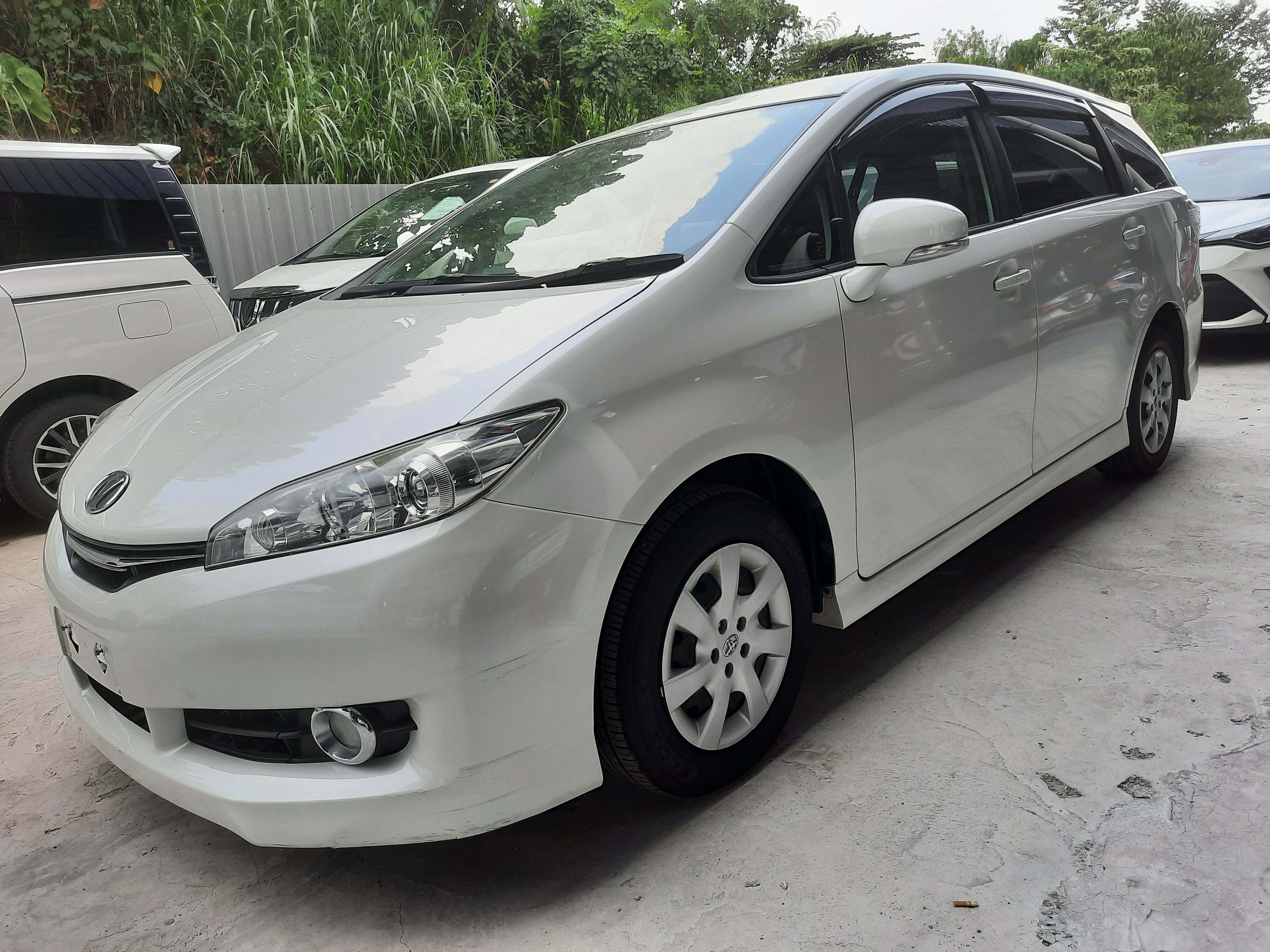 TOYOTA Wish1.8 X Pearl White Front Left