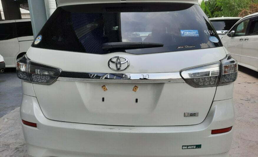 TOYOTA Wish1.8 X Pearl White Rear View