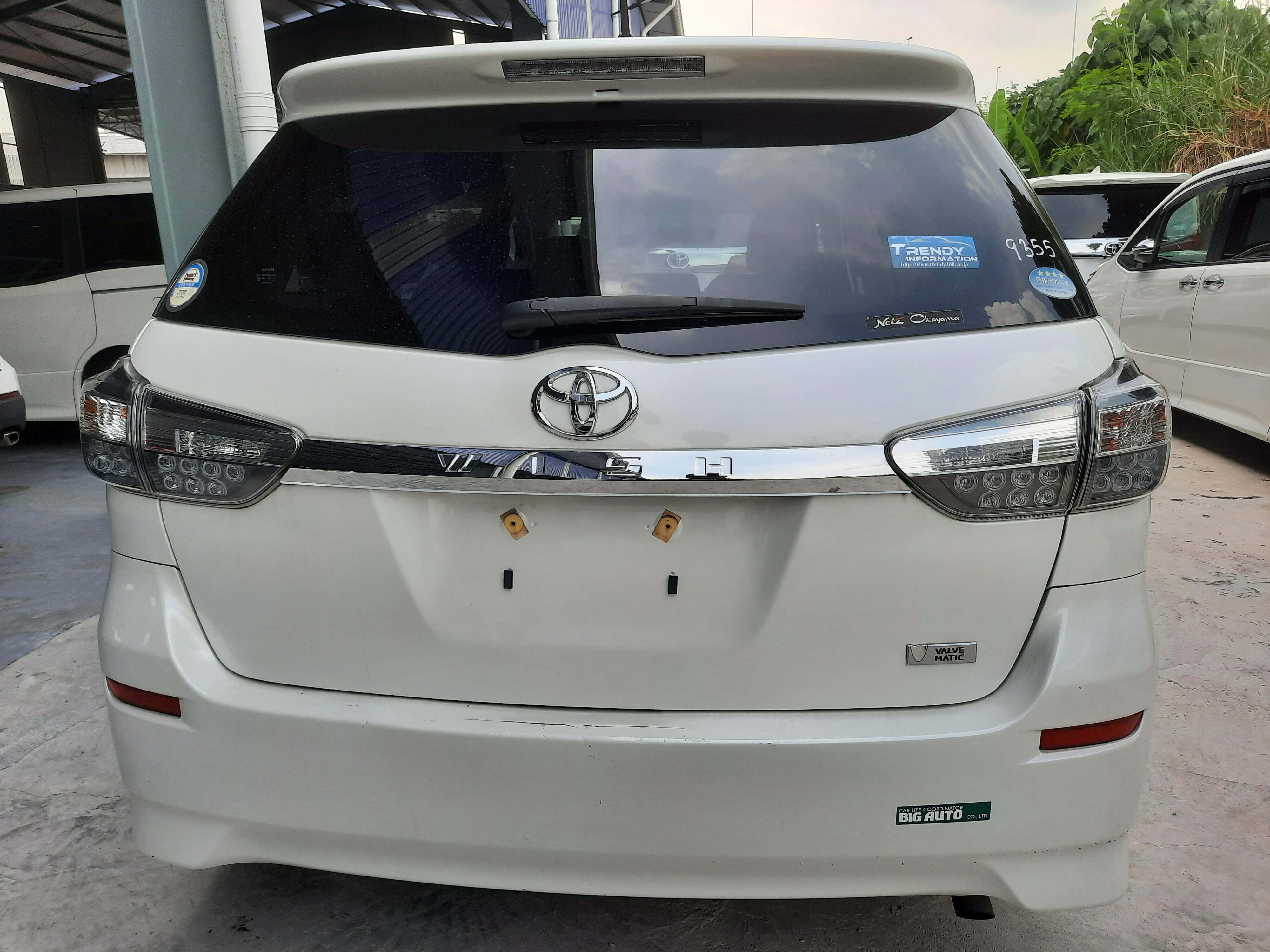 TOYOTA Wish1.8 X Pearl White Rear View