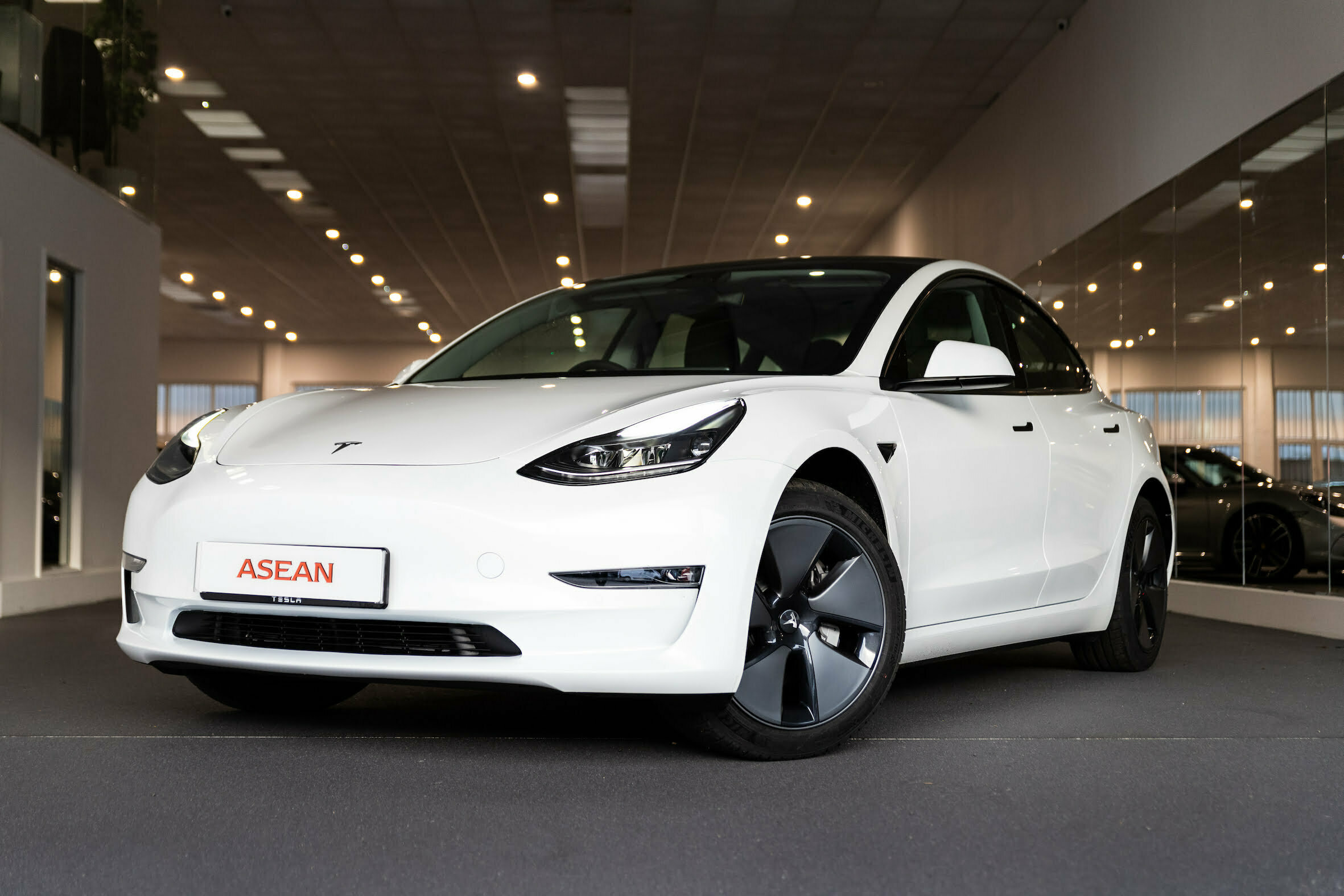 TESLA Model 3 Long Range White Front left