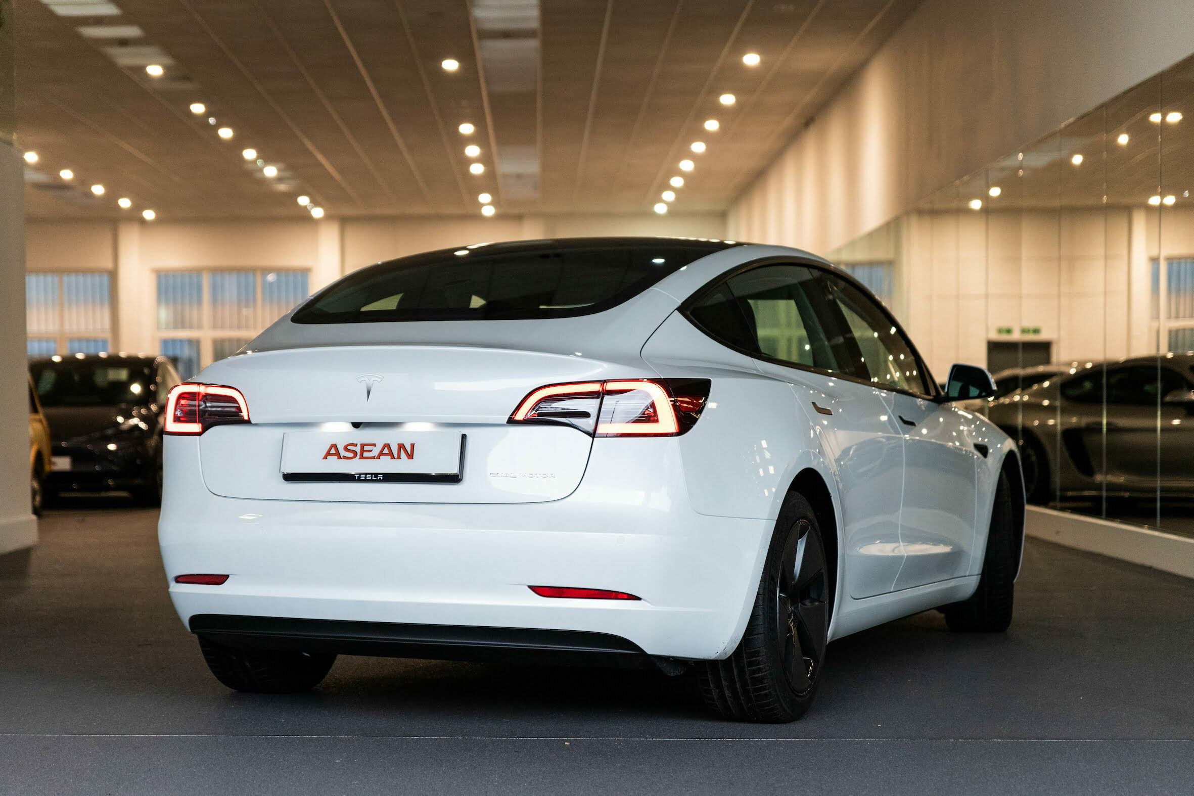 TESLA Model 3 Long Range White Rear Right