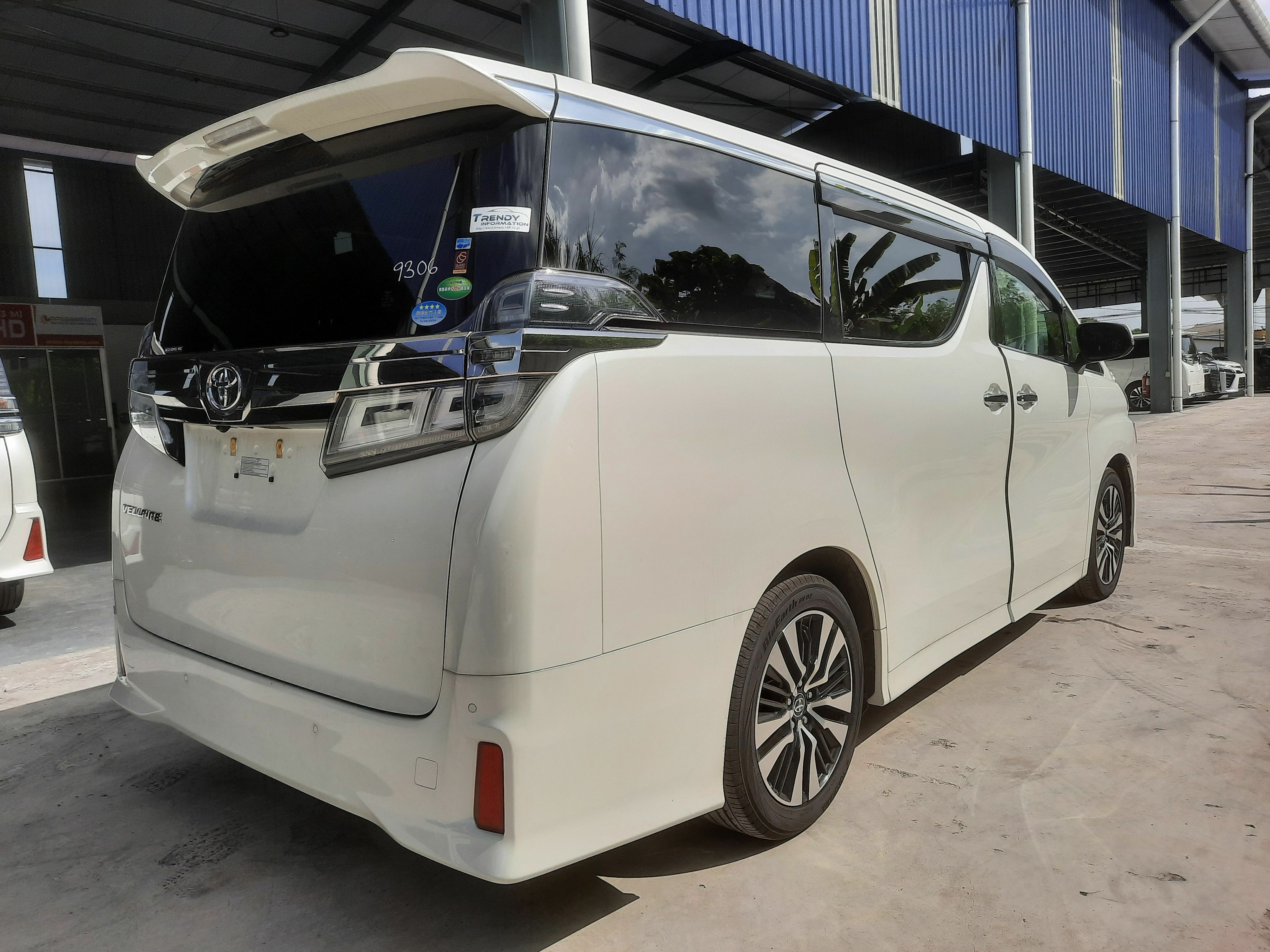 TOYOTA Vellfire 2.5 ZG White Rear Right