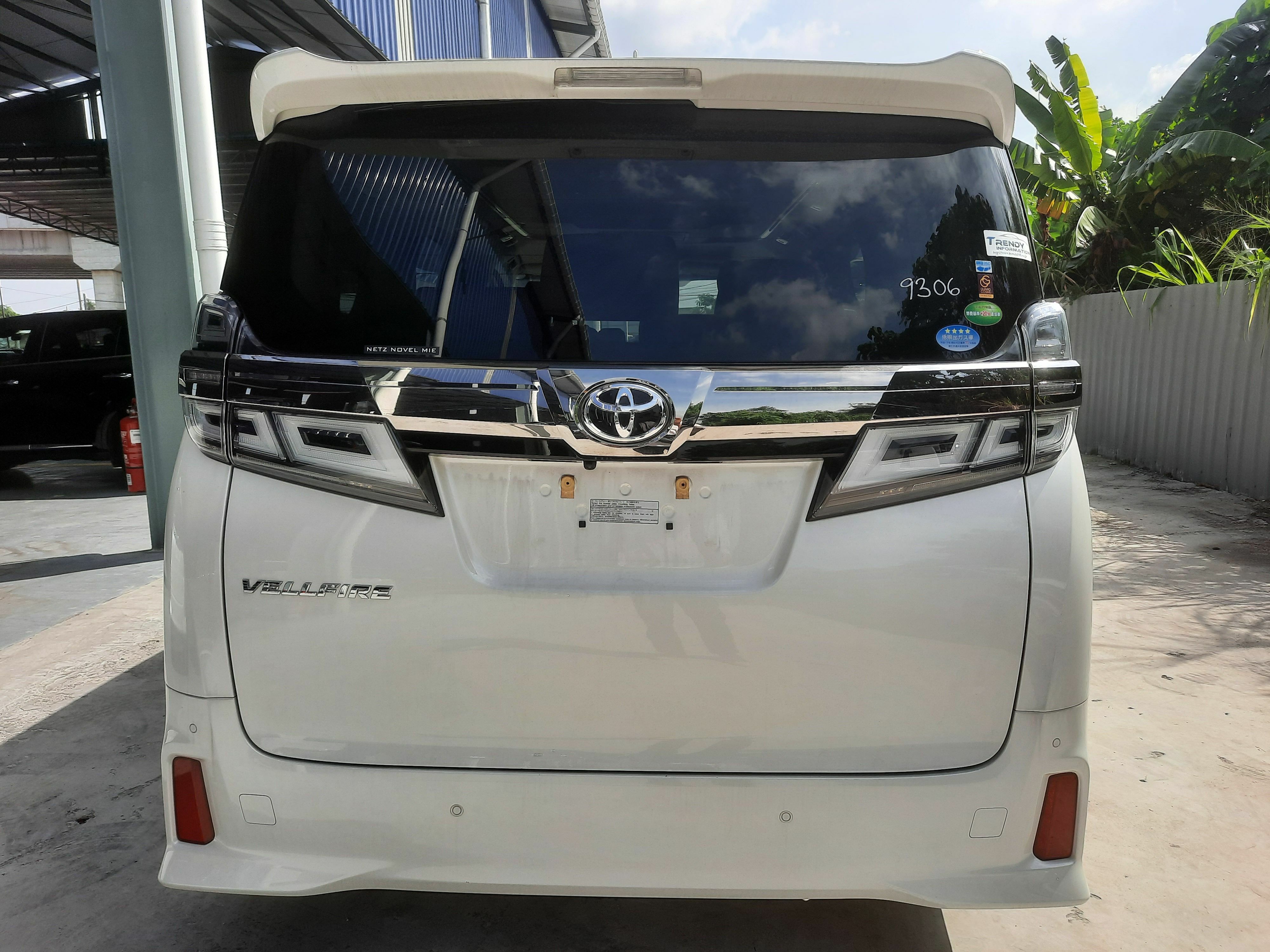 TOYOTA Vellfire 2.5 ZG White Rear