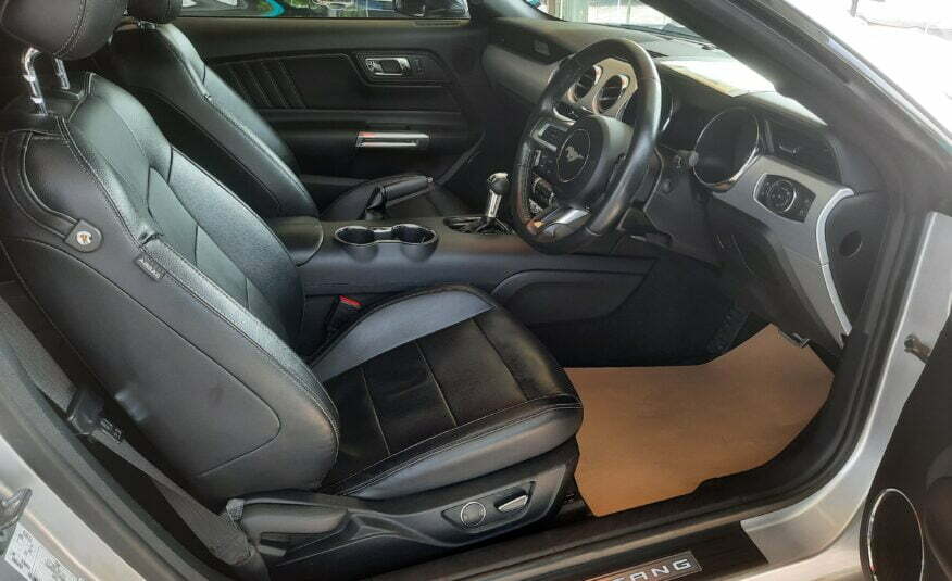 FORD Mustang Ecoboost (Coupe) Driver Cabin