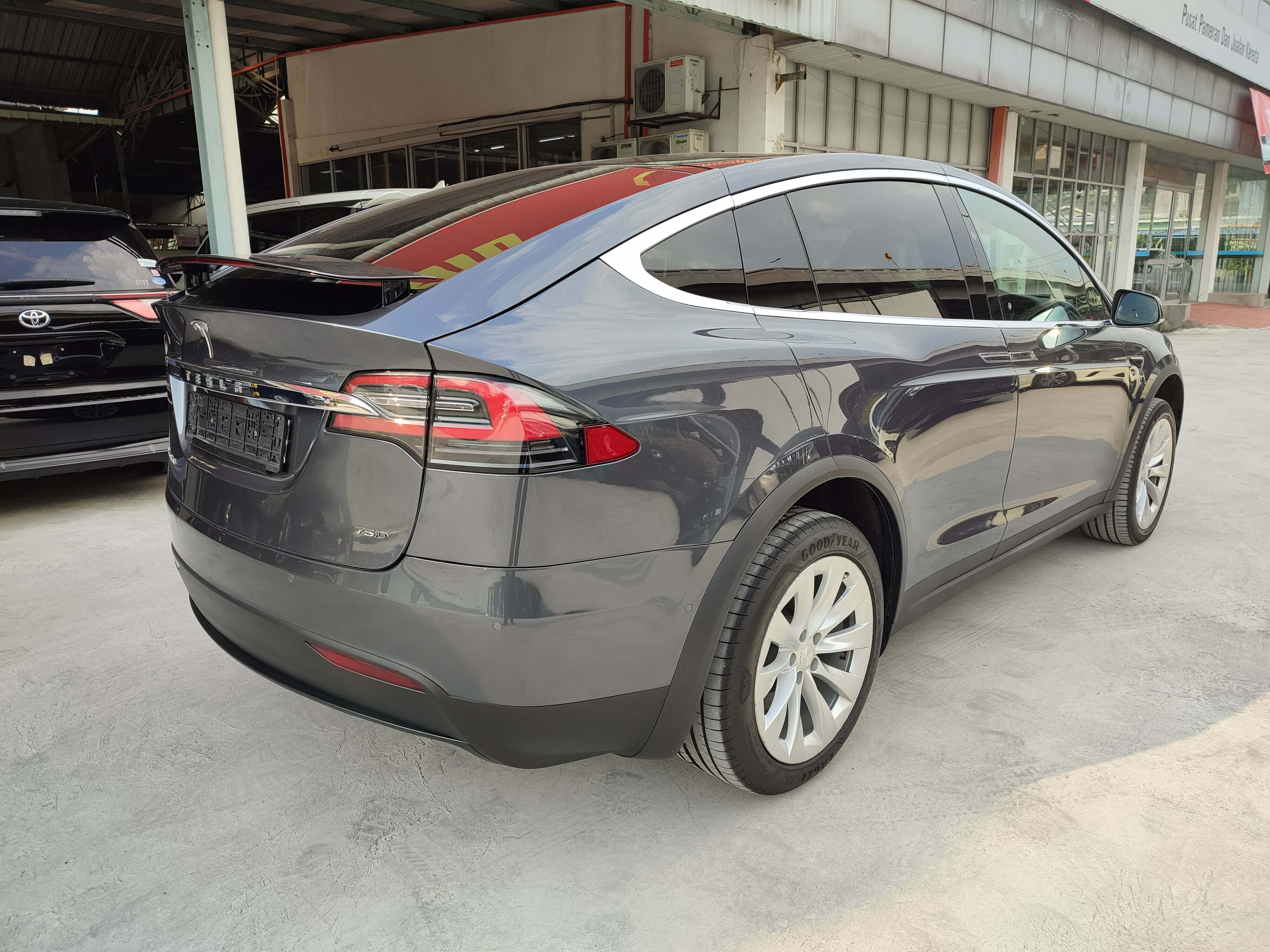 TESLA Model X 75D rear Right