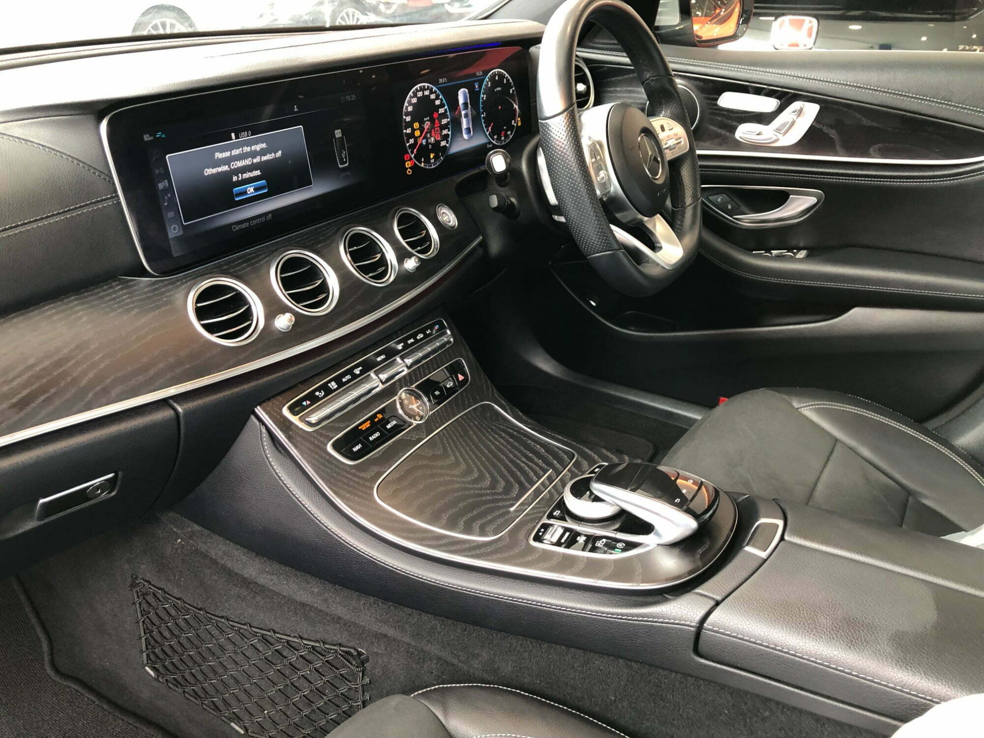 MERCEDES-BENZ E200 AMG LINE PREMIUM