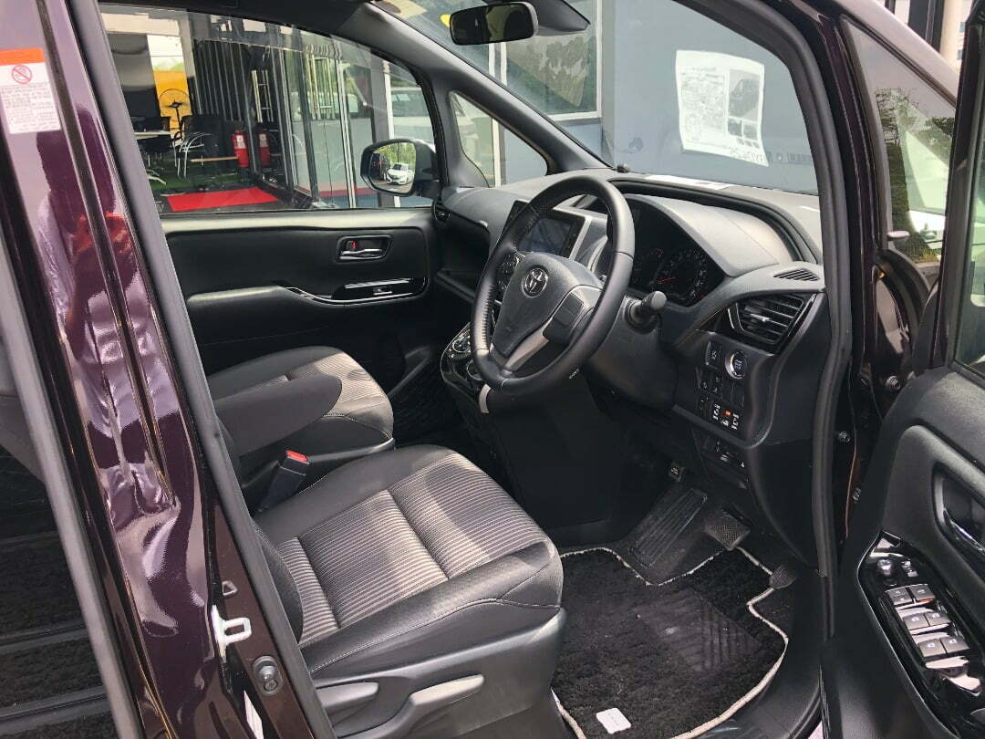 TOYOTA VOXY KIRAMEKI 2