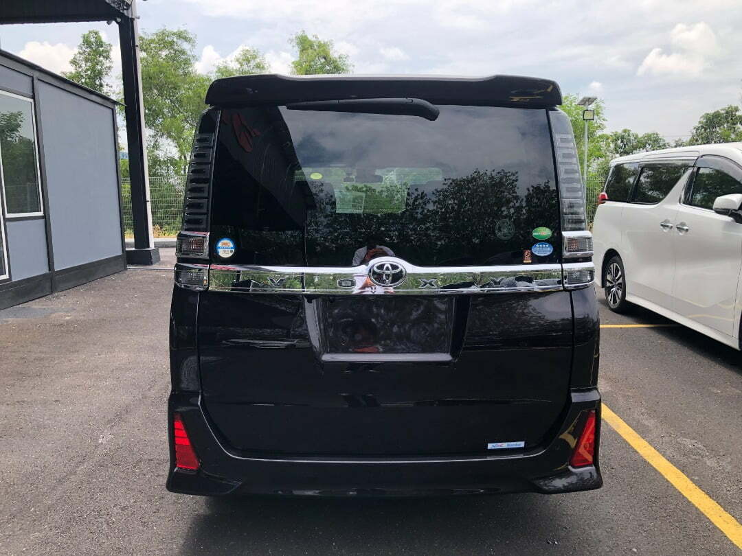 TOYOTA VOXY KIRAMEKI 2
